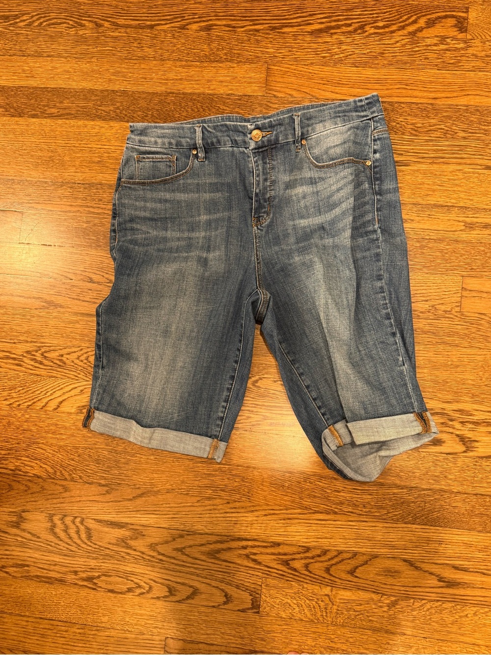 Chicos. So Slimming Girlfriend Short. Size 12. Cotton Blend. Medium Wash. Cuffed
